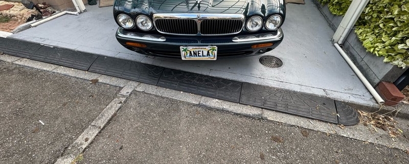 ジャガーXJの正面外観｜千葉県で天井張り替え施工前の様子