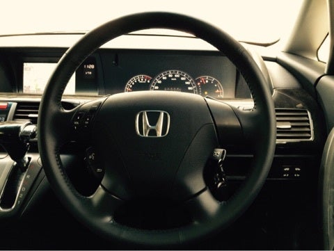 ツヤを抑えめに再塗装されたホンダ エリシオンのステアリング。自然で上質な質感に仕上がった施工後の状態