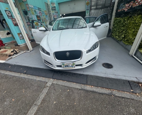 ジャガーXF 天井張り替え施工 横浜市 施工前の外観（フロント）