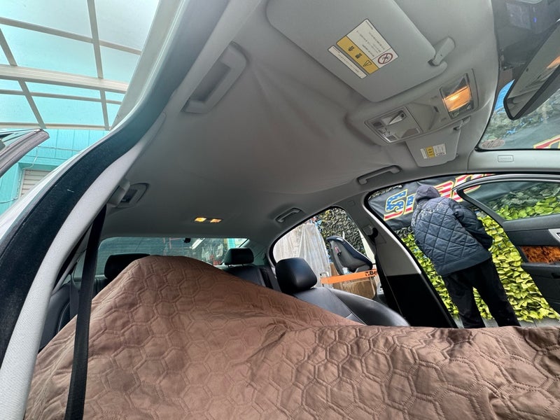 ジャガーXF 施工前 室内(天井の波打ち・浮き) ジャガーXF 天井たるみ 施工前の室内(後席側から)