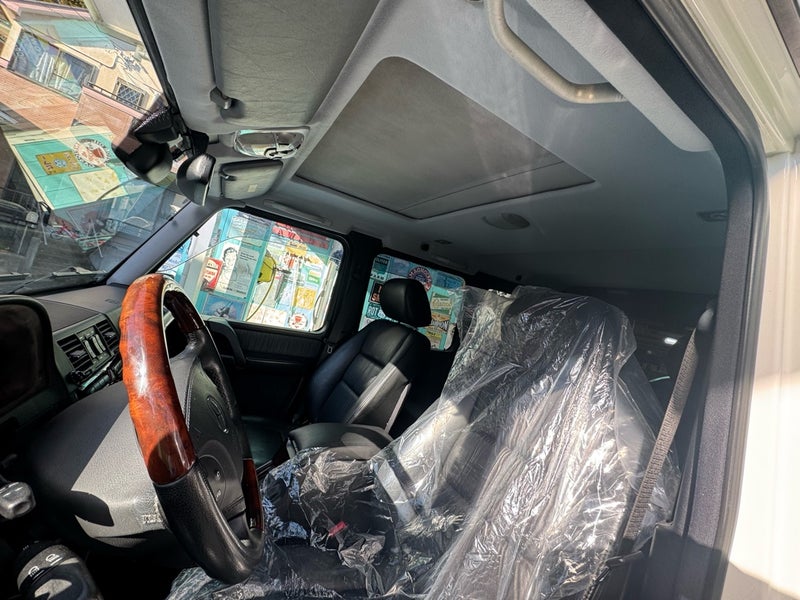 メルセデスベンツ Gクラス 天井張り替え施工後 前席側の仕上がり状態