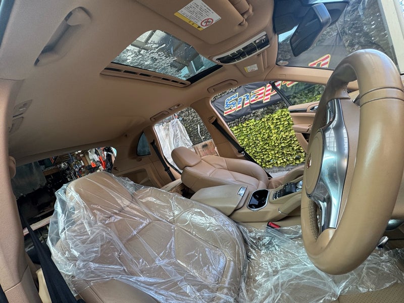 ポルシェ カイエン 天井垂れ施工前 前席側 ポルシェ カイエン 天井張り替え施工前 前席側の天井状態