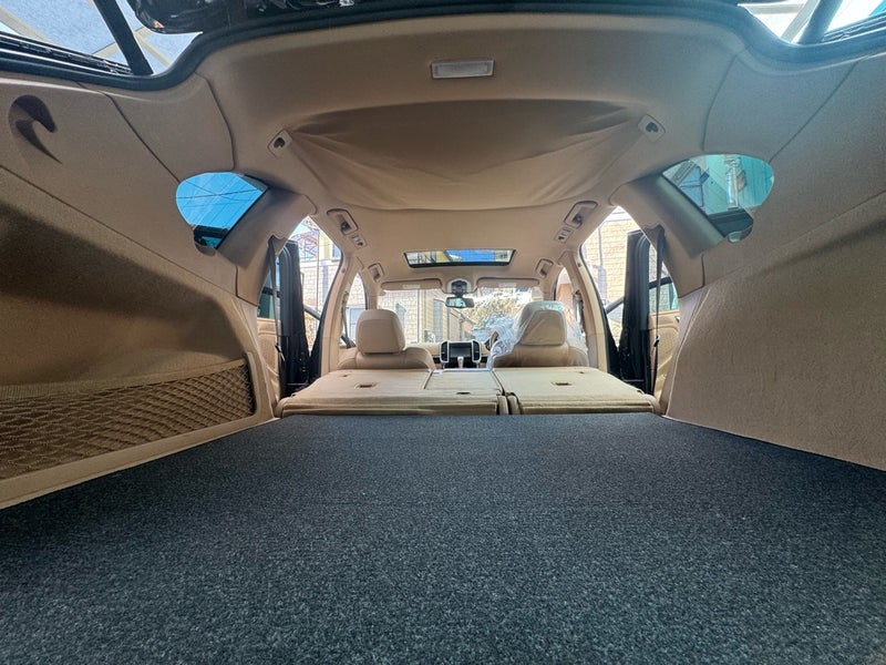 ポルシェ カイエン 天井垂れ施工前 後部側 ポルシェ カイエン 天井張り替え施工前 後部から見た天井垂れ状態