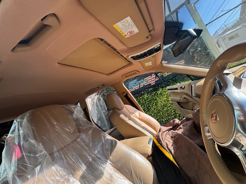 ポルシェ カイエン 天井張り替え施工後 前席側 ポルシェ カイエン 天井張り替え施工後 前席側の仕上がり状態